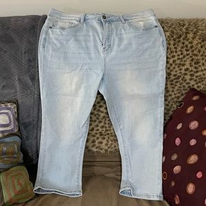 Judy Blue Light Wash Capri
